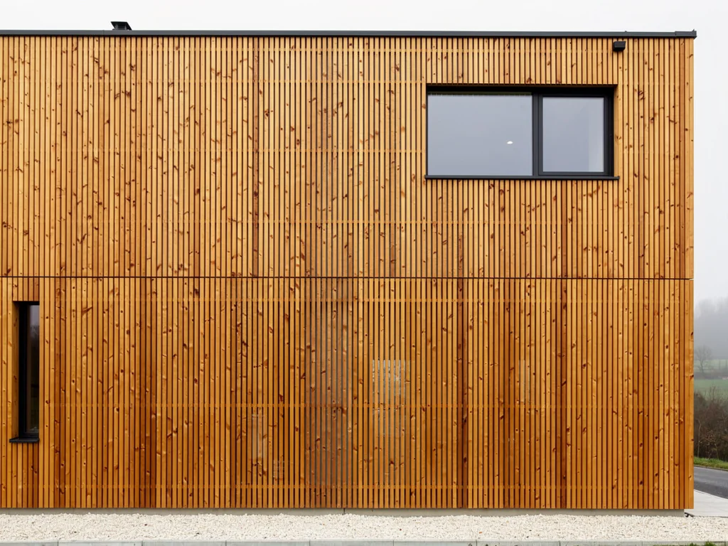 Bardage bois vertical en mélèze posé sur une isolation extérieure ventilée